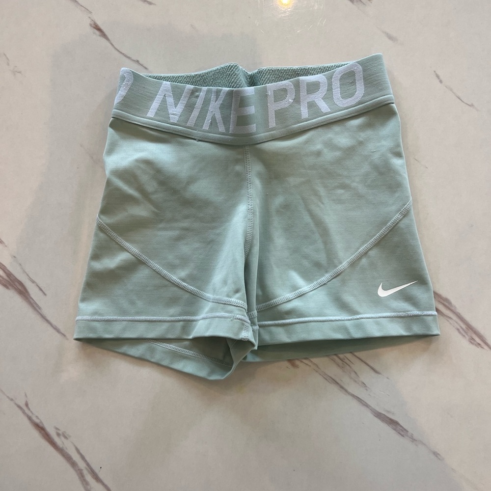 women’s mint 3” nike pro shorts
XS